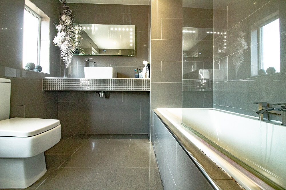 IndluP's tweet photo. When it's time to de-stress, we all want the perfect bathroom to relax in 🛀 Take a look at the properties we have available with these fabulous bathrooms!

👉 https://t.co/araVHVSWhH https://t.co/XKx75jlL1I