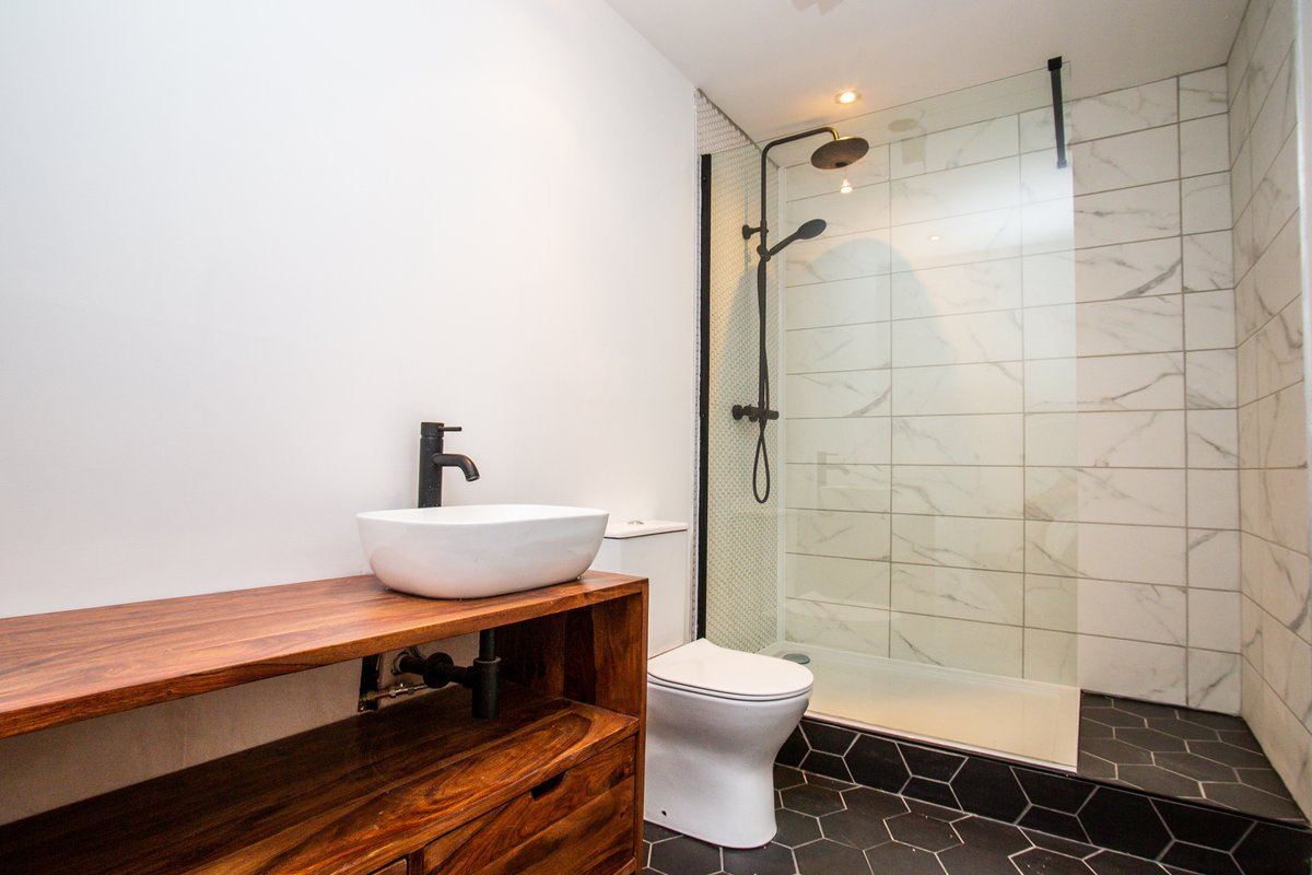 IndluP's tweet photo. When it's time to de-stress, we all want the perfect bathroom to relax in 🛀 Take a look at the properties we have available with these fabulous bathrooms!

👉 https://t.co/araVHVSWhH https://t.co/XKx75jlL1I