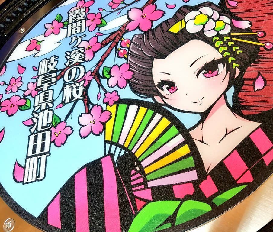 reina1228's tweet image. 道の駅池田温泉のマンホールイラスト(桜、池田山、紅葉、梅)を描かせて頂きました🌸🍁
季節に合わせてイラストパネルが交換されますよ〜!
瑞草園さんではマンホール&アマビエグッズも購入可能です💓
池田温泉には缶バッジガチャも設置されているので、池田町にお越しの際は是非ご覧下さいませ✨