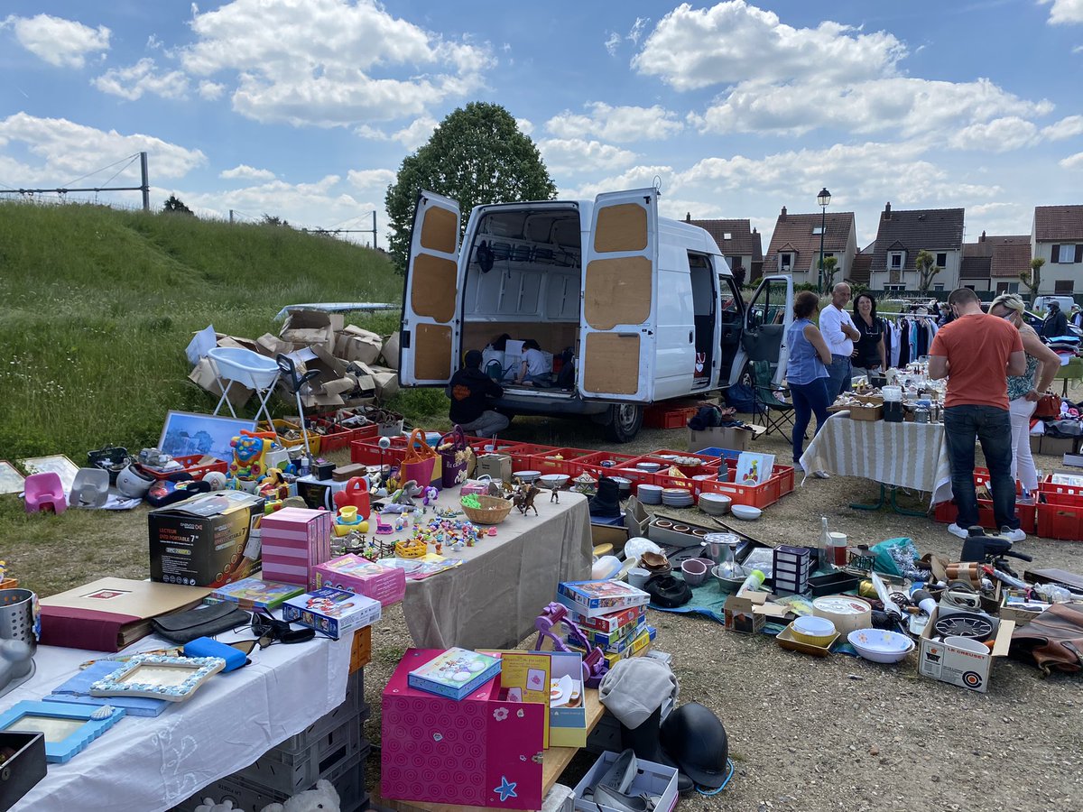 GeoffroyBax's tweet photo. Belle affluence pour la brocante au Perray-en-Yvelines !

Venez trouver votre bonheur jusqu’à 18h !

#brocante #leperray https://t.co/aYDBEwpAjW