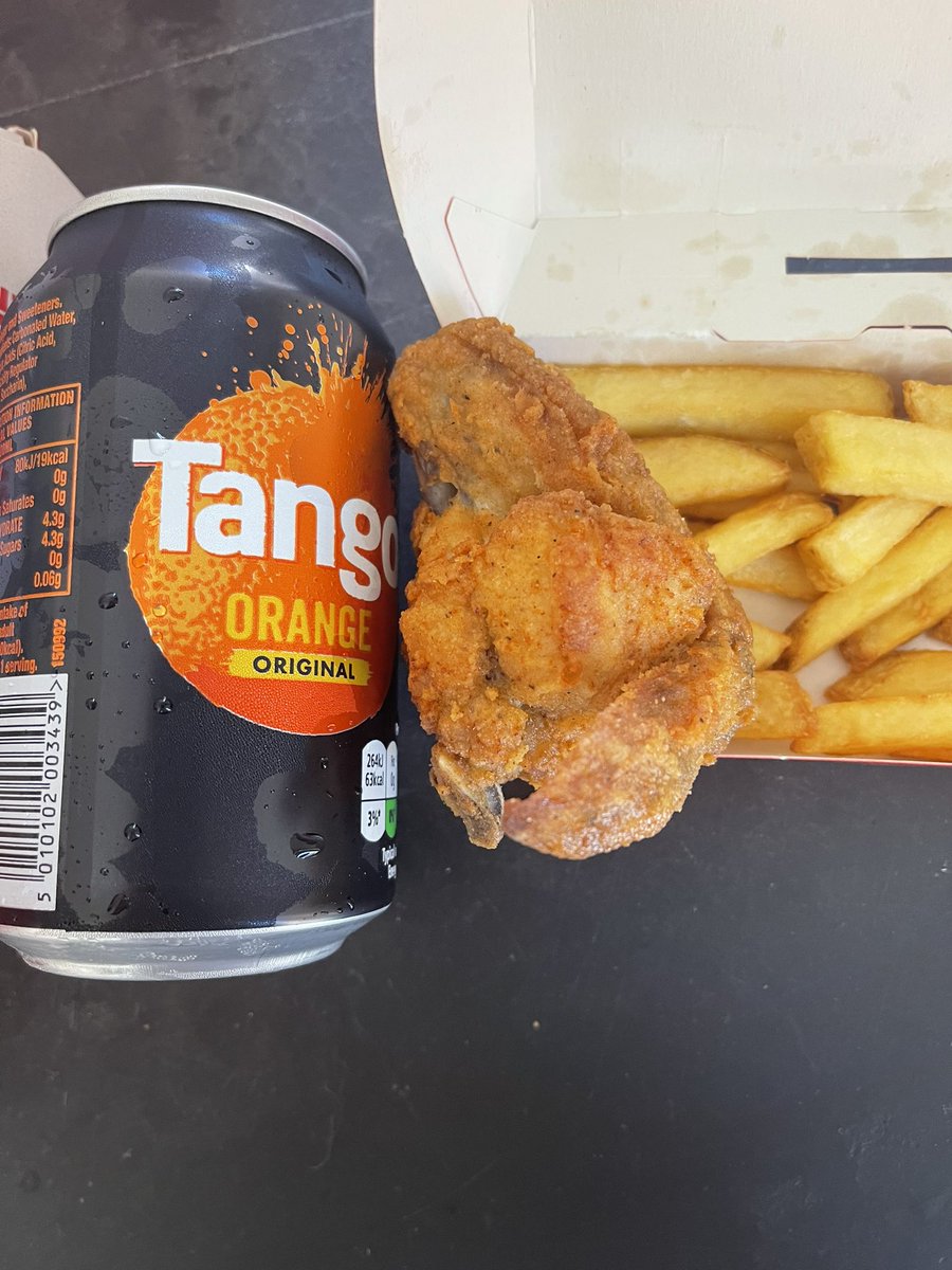 KevinTJComer's tweet photo. @KFC_UKI_Help just treated myself to a bank holiday KFC and the potions were ridiculous. The box of chips were less then half full, and the fried chicken was the same size as a hot wing, and finally the twister wrap was ice cold and the chicken was dry and stale. Not happy! https://t.co/8N9NLI1EHi