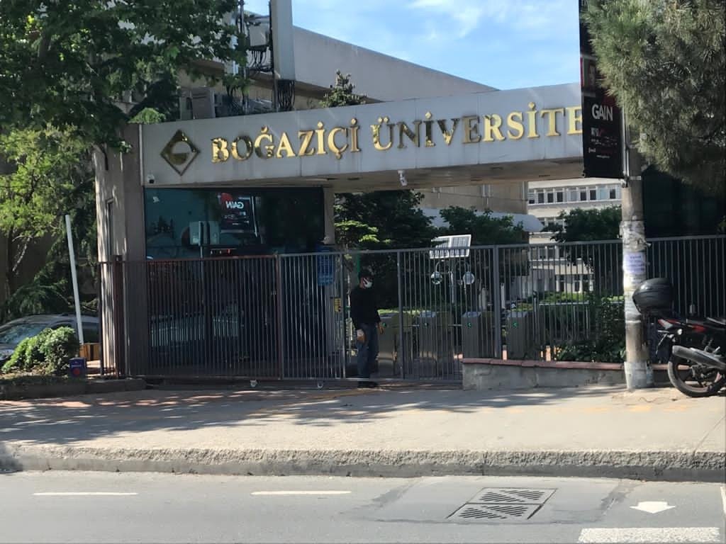 SerraKahraman9's tweet photo. Üniversite               /                 Hapishane https://t.co/y7yjWMmrRh