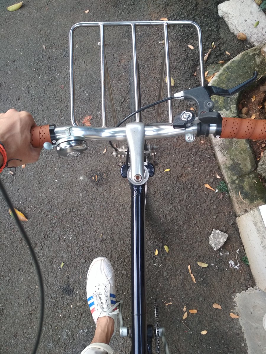 kun_cahyo's tweet photo. WTS Commuter bike harga 2,3 COD JAKSEL. Untuk spek boleh di DM. 

#fnfjb #wts #commuterbike #fullbike #roadbike https://t.co/1zaDWlRei3