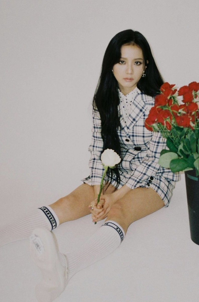 jnsies's tweet photo. iconic looks of kim jisoo — a thread https://t.co/1ROZayba6b