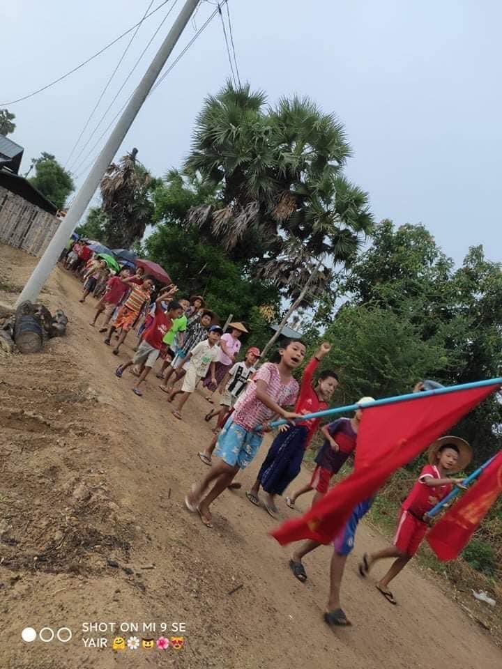 HanSu41160177's tweet photo. A protest rally led by the children took place in Ywarthar village on the other side of Monywa this evening despite the wind and rain. #WhatsHappeningInMyanmar #May30Coup #MilkTeaAlliance https://t.co/NdsqAm49T0