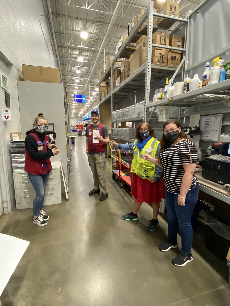 Head cashier Brittany recognizing Daniel on his great teamwork and helping keep things running smooth up front!!!!@AlyshaKellie <a href="/AyersBekah/">Bekah Ayers</a> <a href="/Ingram5Curtis/">Curtis Ingram</a> @Zacharywehr1 <a href="/tcasper2589/">Timothy Casper</a>