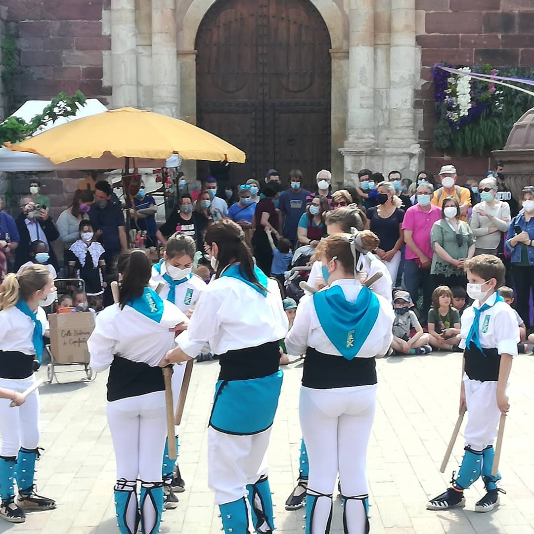 Alfonsiaio's tweet photo. Avui gran jornada de #CulturaPopular a la festa de la Farigola de #Prades amb les colles de bastoners de #Capafons i l'infantil de Prades. Una gran jornada. Felicitats a totes. https://t.co/oQkxaQh2cw