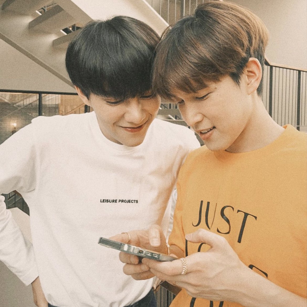 helloimnewyear's tweet photo. เดินทางเข้าสู่ปีที่9แล้ว สำหรับคู่เรามีหลายช่วงเวลาที่เจอทั้งอุปสรรค ทั้งความสุข ทุกข์ เศร้า ปัญหาต่างๆ รวมถึงคำดูถูกอยู่บ่อยในช่วงแรกว่า "คบกันเพราะกระแส เดี๋ยวก็เลิก" วันนี้จะมาสรุปชีวิตคู่เราแบบกระชับๆ ติดตามได้ใน thread ครับ😊 #ชีวิตโบ๊ทนิวเยียร์ https://t.co/lSBiDXU6Ia