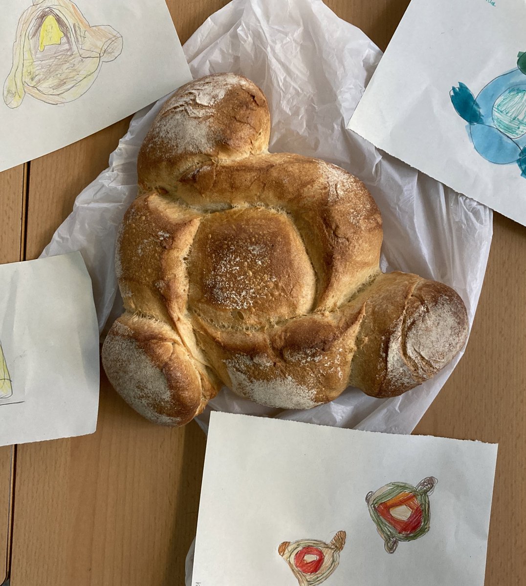 lolquirant's tweet photo. #postdataMACBA el forn de pa Giraut ha col.laborat amb l’alumnat de 4t @IE_ARTS i ens ha fet aquest pa tan bo. Gràcies per ajudar-nos! #art #escola #fembarri #mailart https://t.co/iGe1lNFTjT