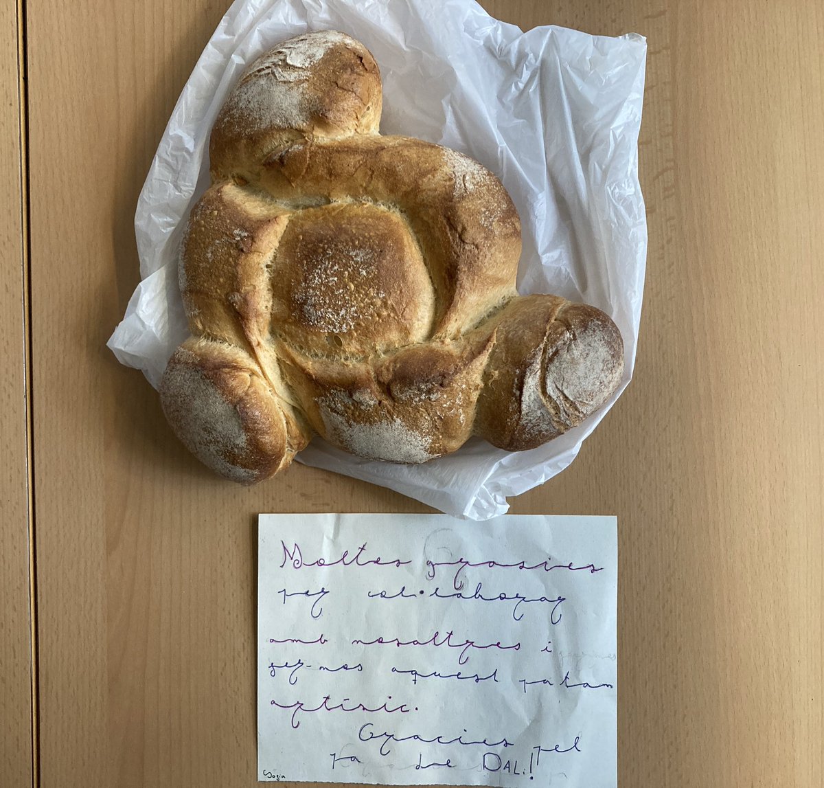 lolquirant's tweet photo. #postdataMACBA el forn de pa Giraut ha col.laborat amb l’alumnat de 4t @IE_ARTS i ens ha fet aquest pa tan bo. Gràcies per ajudar-nos! #art #escola #fembarri #mailart https://t.co/iGe1lNFTjT