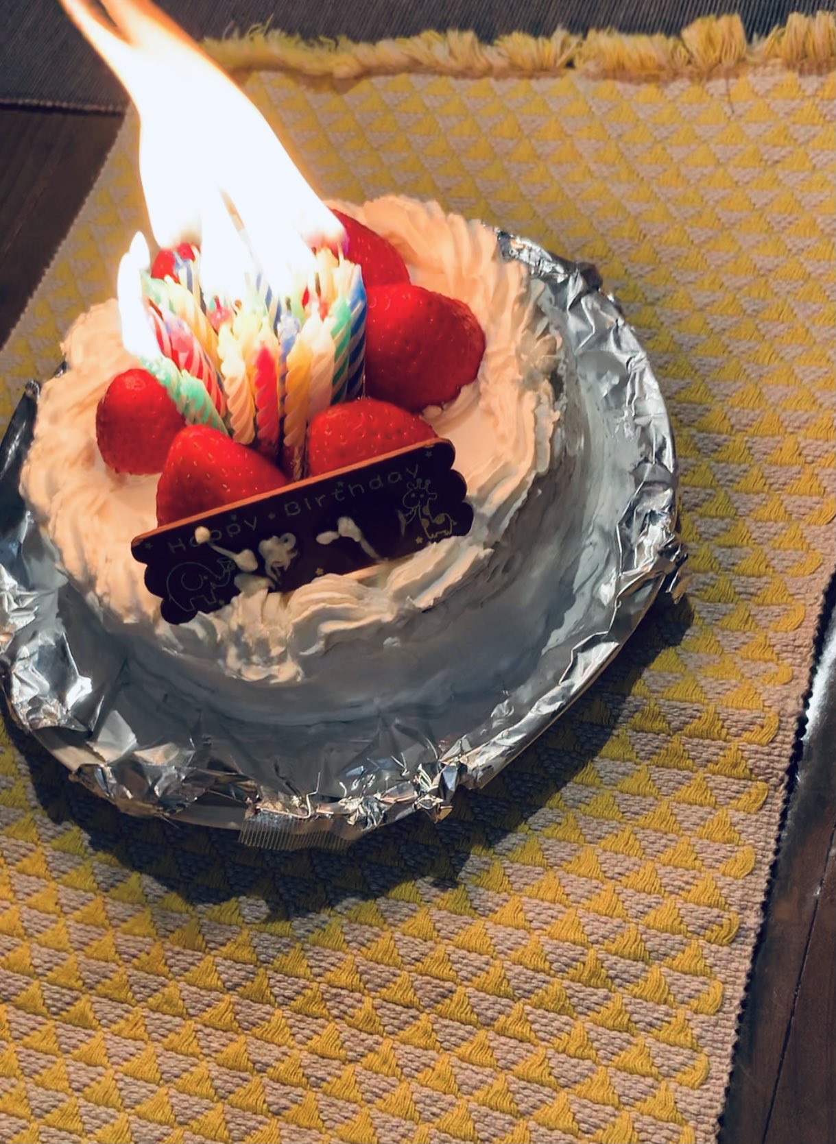 大人がやるとこうなる 誕生日ケーキに歳の数だけロウソクを立てた結果 話題の画像プラス 大人がやるとこうなる 誕生日ケーキに歳の数だけロウソクを立てた結果 話題の画像プラス
