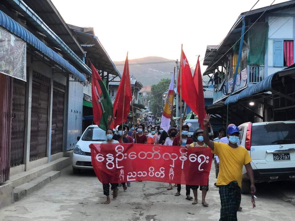 klatpri's tweet photo. Despite the obstacles and inspections in Seikmu (Sai ​​Taung) Village, Hpakant Township, the anti-dictatorship evening strike was successfully held.  #WhatsHappeningInMyanmar #May30Coup #MilkTeaAlliance https://t.co/NmaAzy4CKp