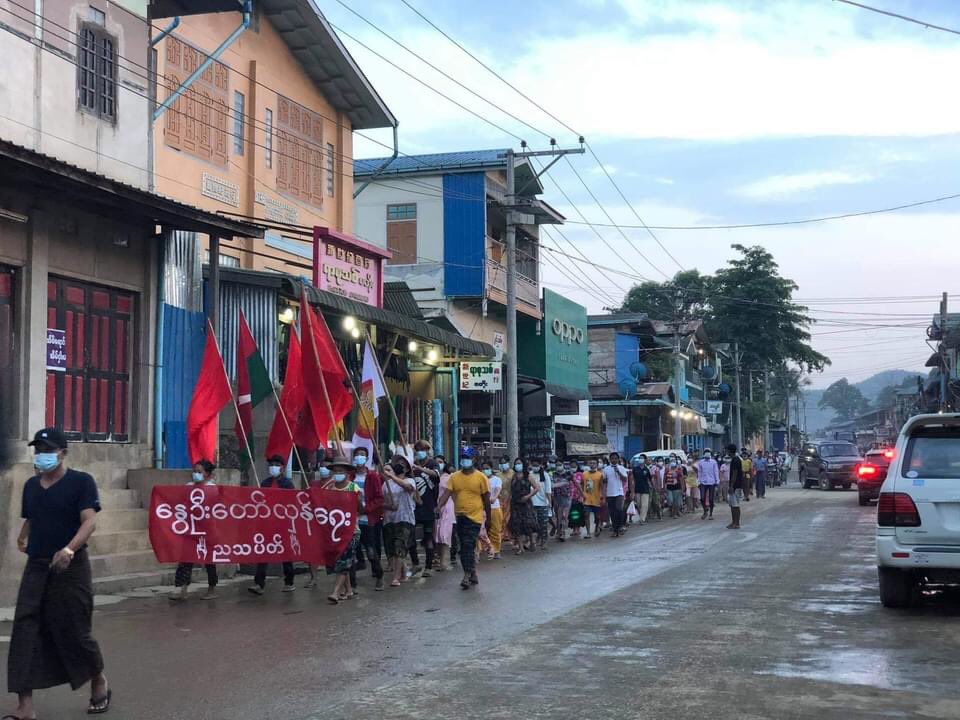 klatpri's tweet photo. Despite the obstacles and inspections in Seikmu (Sai ​​Taung) Village, Hpakant Township, the anti-dictatorship evening strike was successfully held.  #WhatsHappeningInMyanmar #May30Coup #MilkTeaAlliance https://t.co/NmaAzy4CKp