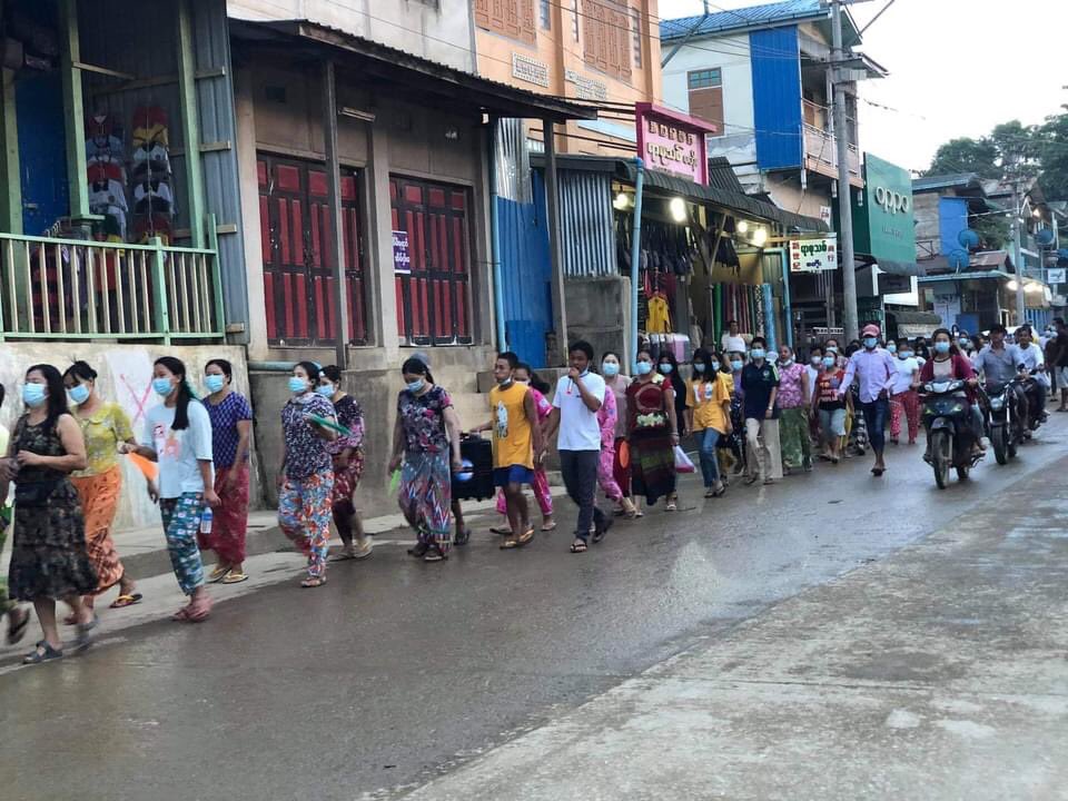 klatpri's tweet photo. Despite the obstacles and inspections in Seikmu (Sai ​​Taung) Village, Hpakant Township, the anti-dictatorship evening strike was successfully held.  #WhatsHappeningInMyanmar #May30Coup #MilkTeaAlliance https://t.co/NmaAzy4CKp