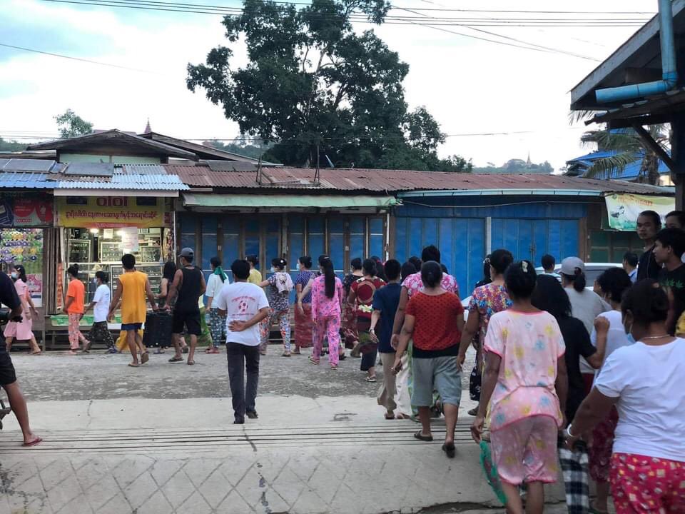 klatpri's tweet photo. Despite the obstacles and inspections in Seikmu (Sai ​​Taung) Village, Hpakant Township, the anti-dictatorship evening strike was successfully held.  #WhatsHappeningInMyanmar #May30Coup #MilkTeaAlliance https://t.co/NmaAzy4CKp