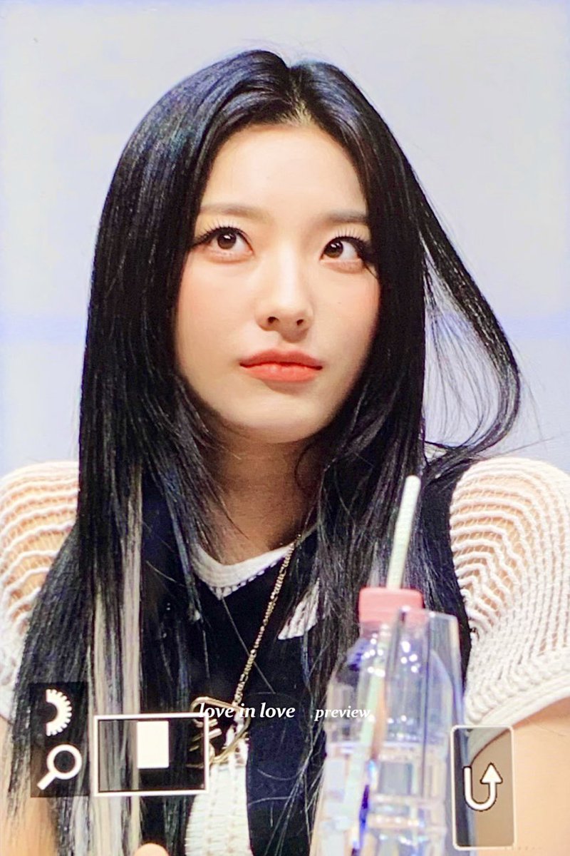 leesaerom0107's tweet photo. 210530 얼굴 최고,,🥲 #프로미스나인 #이새롬 #fromis_9 #leesaerom @realfromis_9 https://t.co/MotNw9zqFm