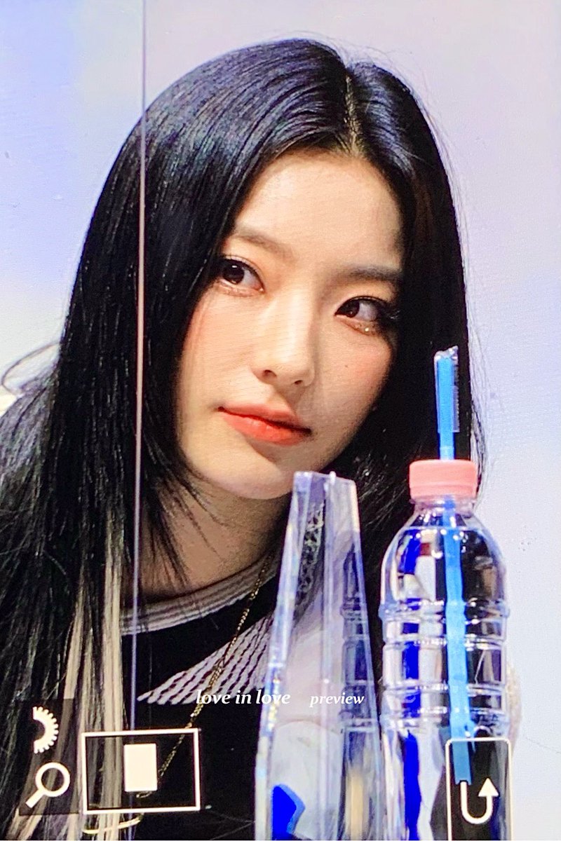 leesaerom0107's tweet photo. 210530 얼굴 최고,,🥲 #프로미스나인 #이새롬 #fromis_9 #leesaerom @realfromis_9 https://t.co/MotNw9zqFm