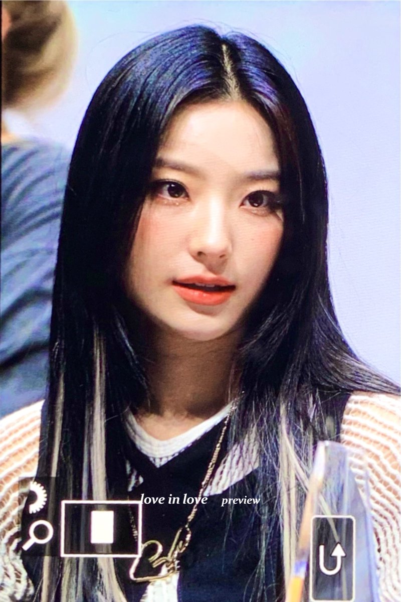 leesaerom0107's tweet photo. 210530 얼굴 최고,,🥲 #프로미스나인 #이새롬 #fromis_9 #leesaerom @realfromis_9 https://t.co/MotNw9zqFm
