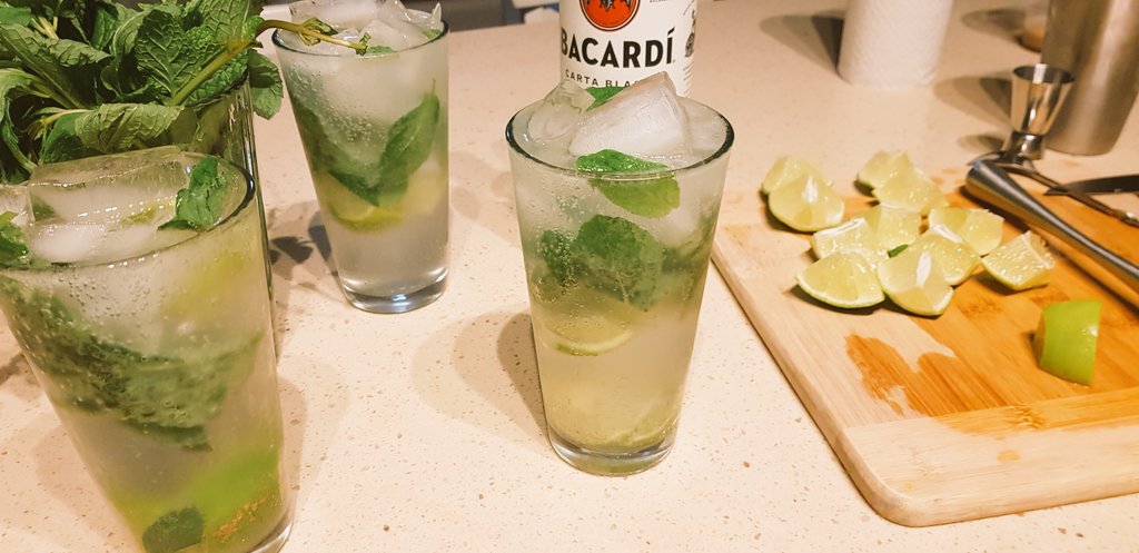 _Moonigh's tweet photo. Mojito and a passionfruit mojito. I recommend using tinned passionfruit because it's better than the fruit somehow. #trust https://t.co/nSGJ5D86L0