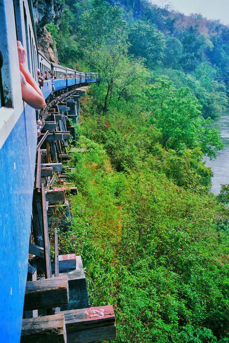 Tony K 海外旅行中って意外と縦画像を撮影してへんけど そう言えばこんなん撮ってたシリーズ タイ カンチャナブリーで泰緬鉄道に乗った時 ここは美しいと恐ろしいのダブルの感覚やった