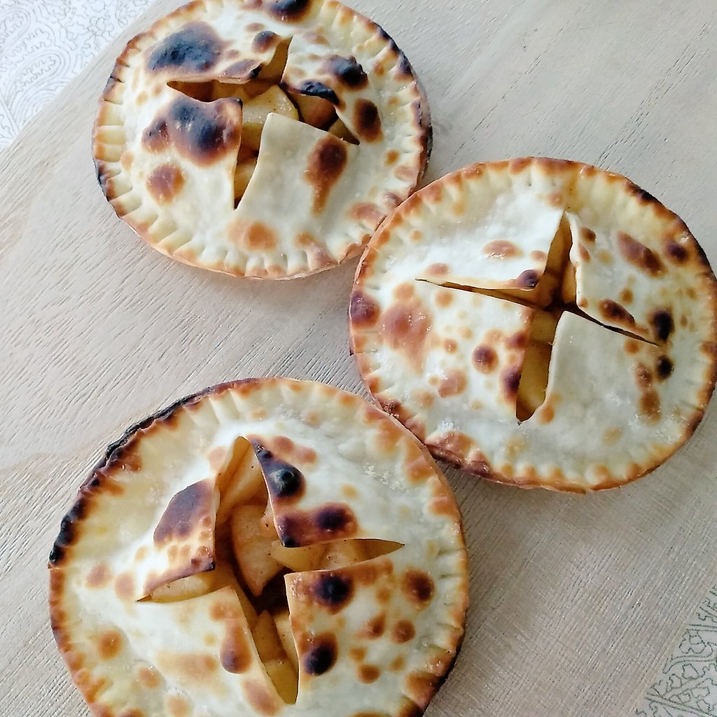 大久保製麺所 本日は 5月にまごめ桜並木沿い スーパーキタムラの並び にオープンした Freshstadium さんで昨日購入した リンゴと 大久保製麺所 の餃子の皮を使ってヘルシーなアップルパイを作ってみましました トースターで簡単 参考レシピは以下