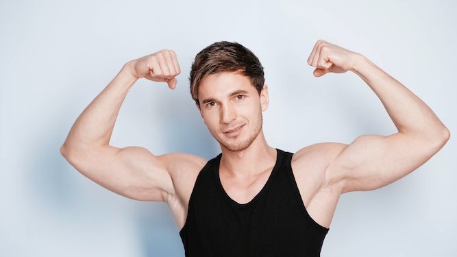 Бицепс мужчины. Здоровый мужчина. Мужчина показывает бицепс. Мужчина показывает мышцы. Мужчина демонстрирует мышцы.