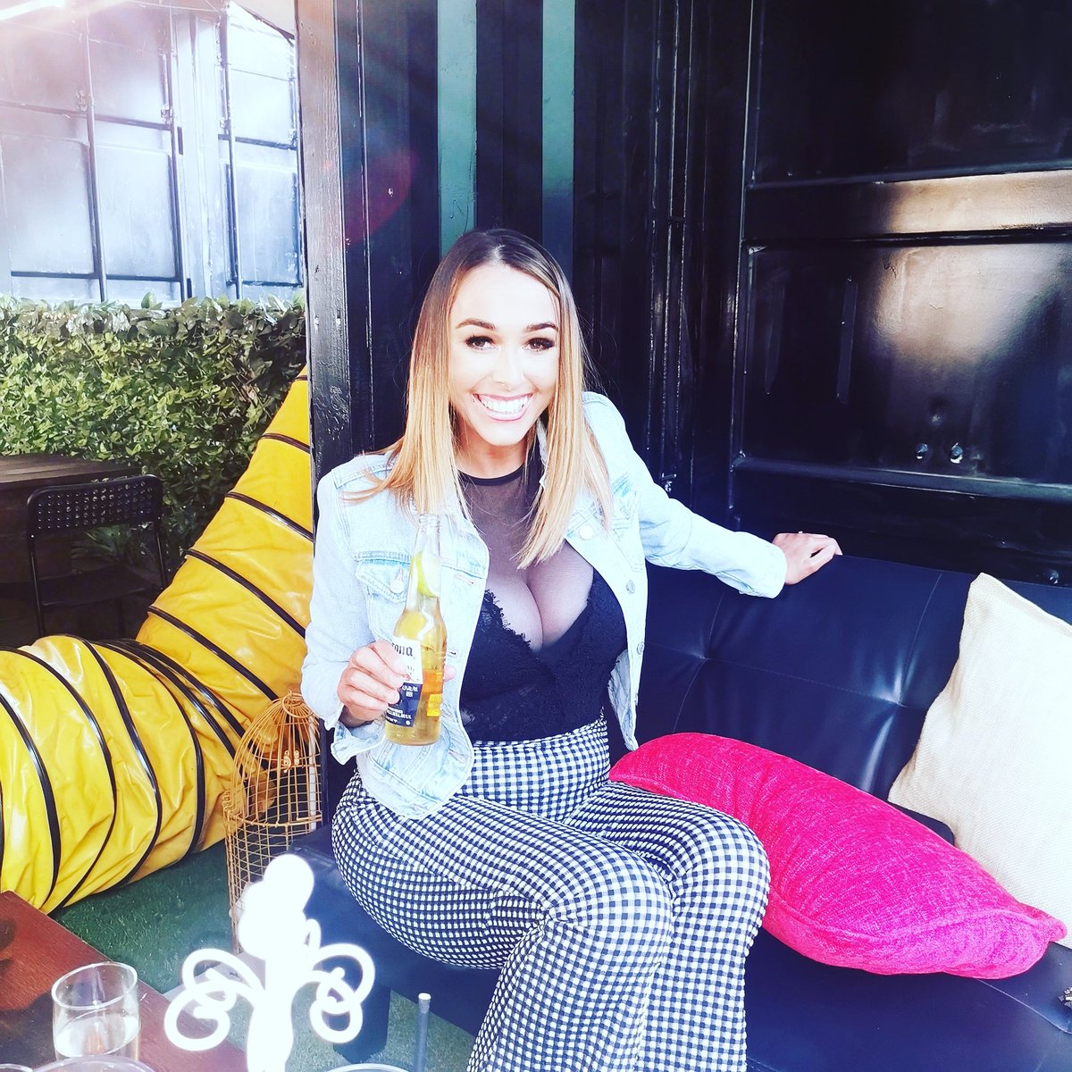Cve00002Ellis's tweet photo. Had the best night in Belfast with friends. Now time to chill and enjoy the days off before dreaded nightshift tommorow 😂😂 https://t.co/6wESXWvDFJ