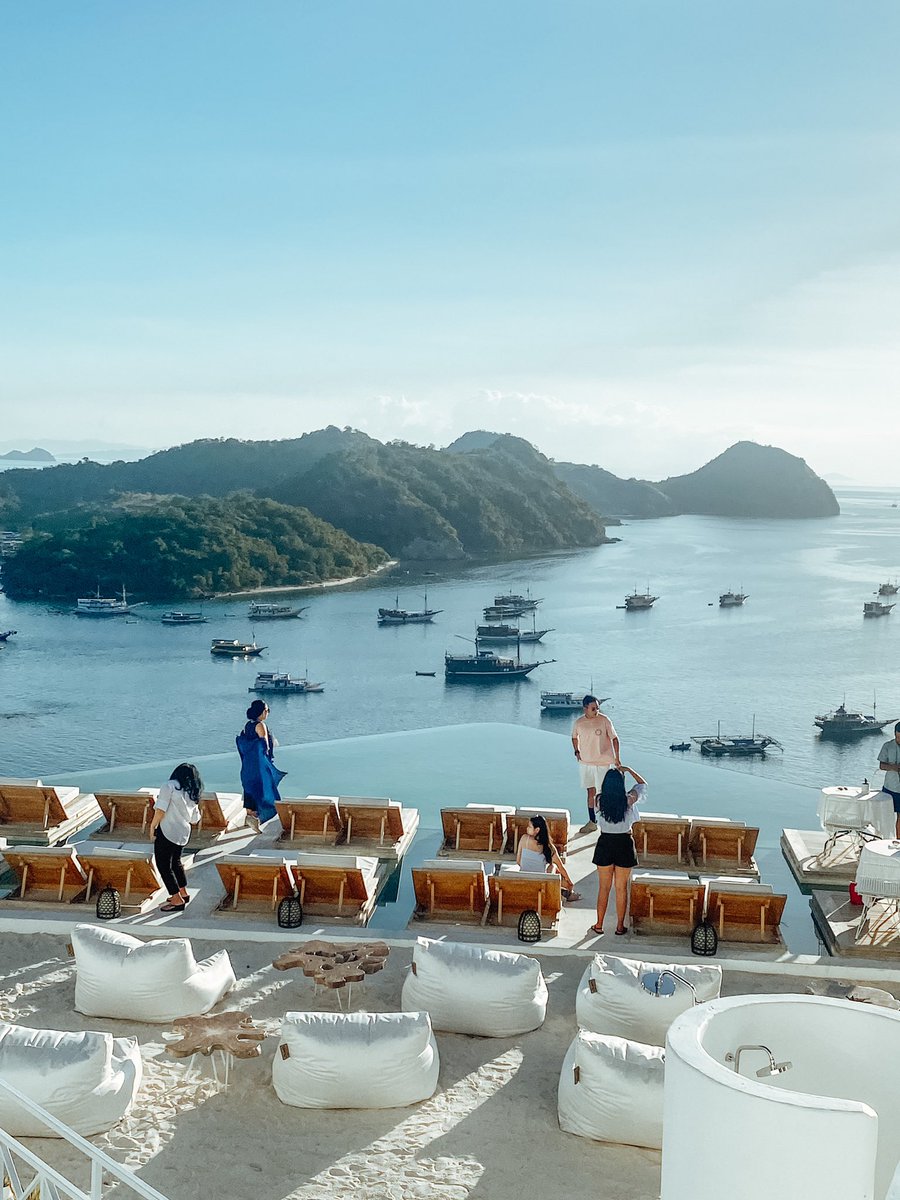 Emang Labuan Bajo cocok banget lah dibikin begini, ini namanya Loccal Collection. Baru buka awal tahun ini kalau ga salah.

Ga perlu nginap sini juga bisa nikmatin sunset di sini. Vouchernya Rp 100,000 bisa buat beli makan minum. Silakan like utk disimpan.