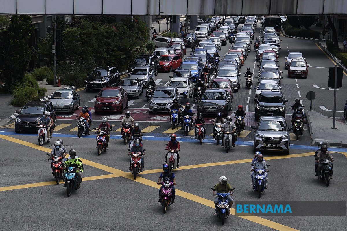 bernamadotcom's tweet photo. @DGHisham @IsmailSabri60 @KDNPUTRAJAYA @MKNJPM @KKMPutrajaya Penutupan penuh: Hanya17 sektor perkhidmatan perlu dibenarkan beroperasi termasuk bank, penjagaan kesihatan, perkhidmatan kurier - Ismail Sabri

@IsmailSabri60 @KDNPUTRAJAYA @MKNJPM @KKMPutrajaya @MITIMalaysia https://t.co/UUFUSlMz13