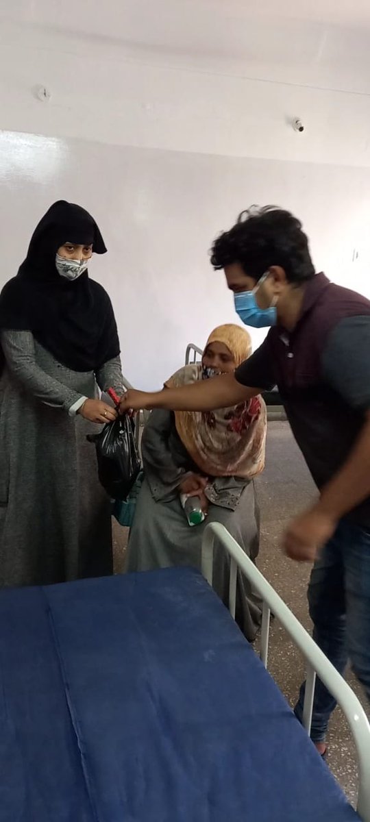NSUIKarnataka's tweet photo. NSUI leaders and members from Pulikeshinagara assembly constituency distributed food to the needy, Covid positive patients and Covid19 frontline workers at Dr. B.R.Ambedkar Hospital in Bengaluru.
#LadengeAurJeetenge https://t.co/flcBZDThTV