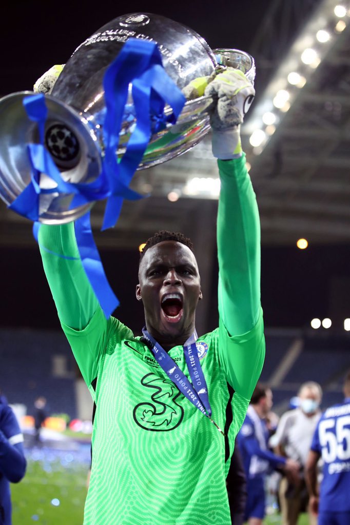 as_cherbourg's tweet photo. Félicitations à Édouard Mendy qui remporte la Champions League avec Chelsea. 🏆
👊🏻 Il est le premier joueur passé par l’AS Cherbourg 🔵⚪️ à remporter la #LDC. https://t.co/fCIZ7uT2wQ