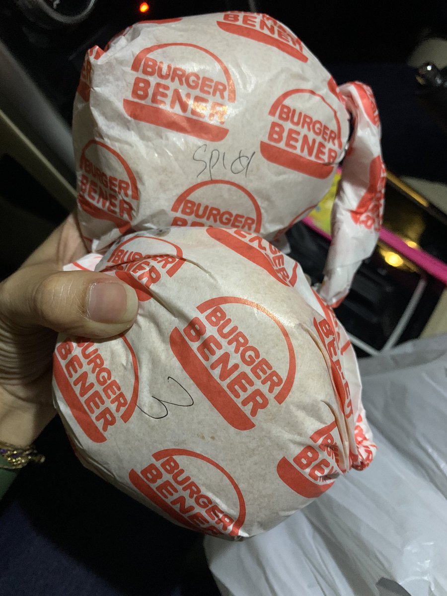 deardeariska's tweet photo. Kembali dengan foto makanan 🤪 Kemarin nyobain Burger Bener; Garlic Cheese dan Spicy. Kusuka yang Spicy https://t.co/t7sG50CIzV