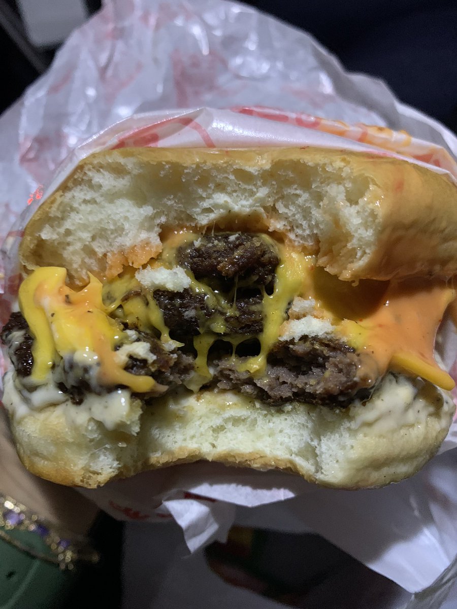 deardeariska's tweet photo. Kembali dengan foto makanan 🤪 Kemarin nyobain Burger Bener; Garlic Cheese dan Spicy. Kusuka yang Spicy https://t.co/t7sG50CIzV