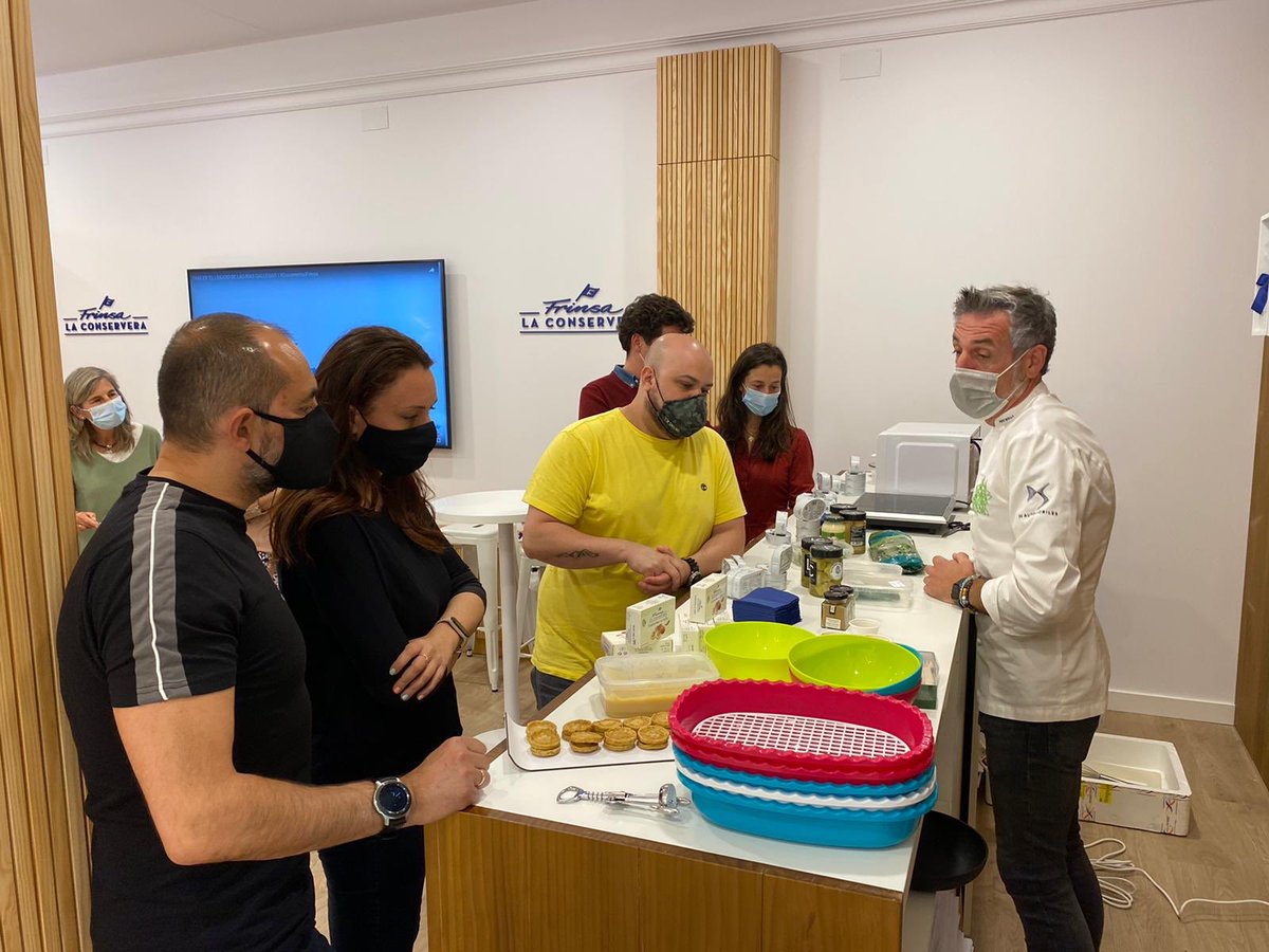 ConservasFrinsa's tweet photo. Auténtica experiencia gastronómica la que vivimos ayer junto a clientes @movistarlikes, en un taller de cocina con conservas Frinsa y de la mano del gran #chef @PepeSolla en nuestra tienda de #ACoruña #aperitivos #gourmet https://t.co/C1ul6olGKB