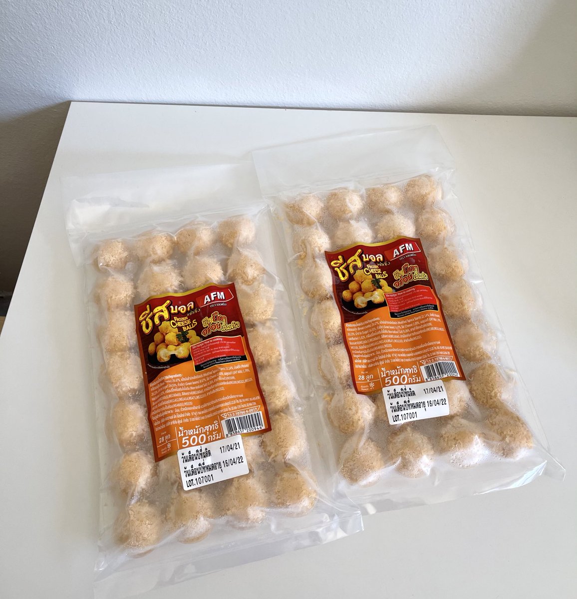 sfkkfs_'s tweet photo. กุไม่ต้องซื้อกินลูกละ 5 บาทละ รู้งี้ซื้อมาเป็นแพคแบบนี้ตั้งนานแล้ว แบรนด์เหี้ยนี่ทำอะไรก็อร่อยไปหมด ชีสบอลยังอร่อย 555555 ชีสแม่งแน่นมากกกกก ทอดกรอบๆไส้ชีทเยิ้มๆ มีกินลืมไขมันในเส้นเลือดอะ 55555555 https://t.co/knPtNwCeGc