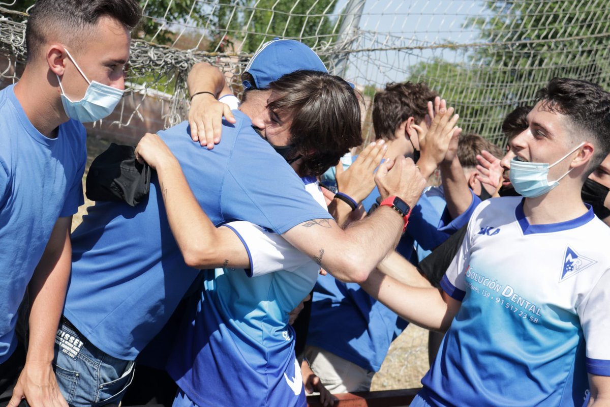 CFMadridRio's tweet photo. 🔴 SÉNIOR “A” - ¡FINAAAAAL! 

Los de @rober_ruiz8 ganan por la mínima (1-0) al @cdpuertabonita gracias a un gol de @_ruizsergio al poco de arrancar la segunda parte.

Uno menos, chicos 🤞🏻

#HastaElÚltimoMinutoDelÚltimoPartido #LaIlusiónNoSeToca 

#VamosRío 💙

📸 @danitarrino https://t.co/R4nhtoYUVO