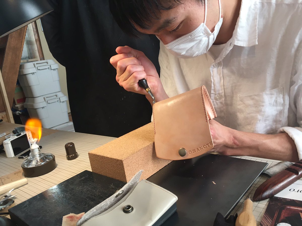 anewalgallery's tweet photo. 本日の営業終了しました。
昨日から続き、今日の昼から夕方までの作業。革の名刺入れが完成しました！
はじめてとは思えないクオリティー！
詳しくはまた、#osanote でもご紹介します。お楽しみに(^^)
#路地 #西陣 #KRAFTERIA #pitro #革工房 #名刺入れ #diy https://t.co/1M2lRoy0Pj