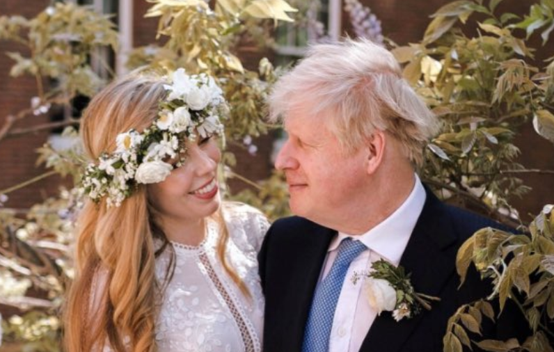 StephenMangan's tweet photo. “What angel wakes me from my flowery bed?” https://t.co/TEq0JX0ePV
