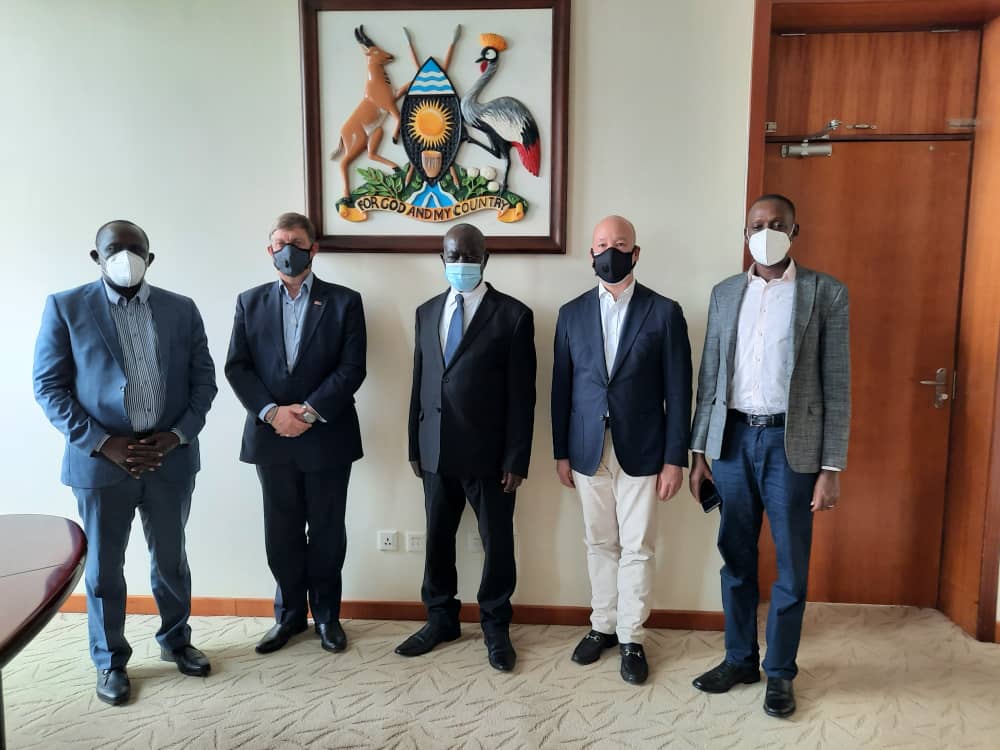 EmmanuelAsiimw5's tweet photo. Emmanuel Asiimwe and Nicholas Oliver representing @INTERGRATEDAGRI and @nms_ci meeting HE @ESsekandi discussing the export facilitation project support by @UKEF at Uganda President Offices https://t.co/D8YNIhYNvK