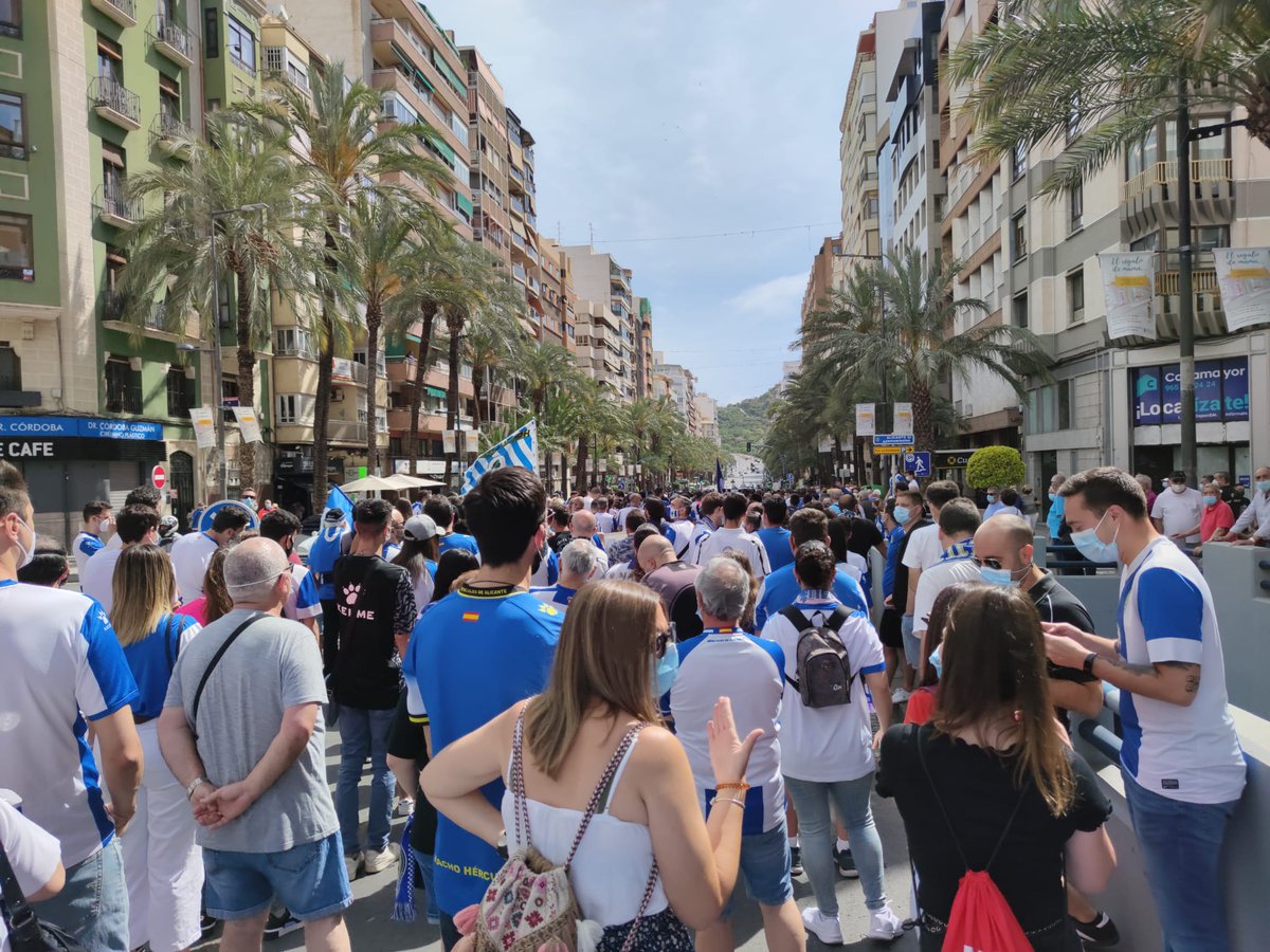 Bardin1935's tweet photo. La manifestación demuestra que el Hércules tiene un gran potencial. Con una gestión diferente nuestro equipo estaría en otro lado.

Luchamos por ti. #AhoraoNuncaHCF

¡Macho Hércules! 🔵⚪ https://t.co/fAo6QgfmJR