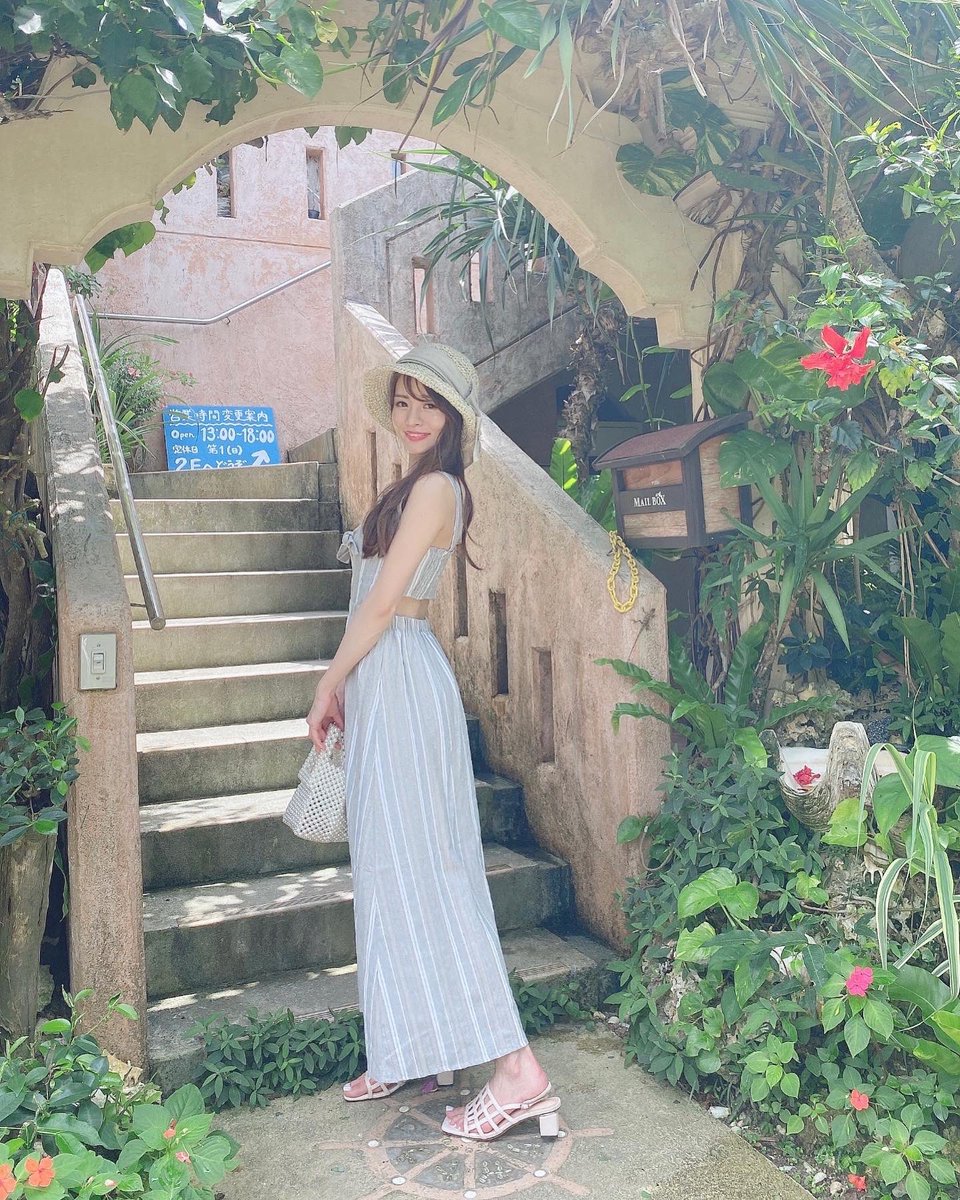 Ichaaako's tweet photo. 沖縄のまるでジブリの世界に迷い込んだかのような、アイスクリンカフェ　アーク🍨💓🏖可愛すぎるand絶景🥺 https://t.co/9v5uJlE3ep
