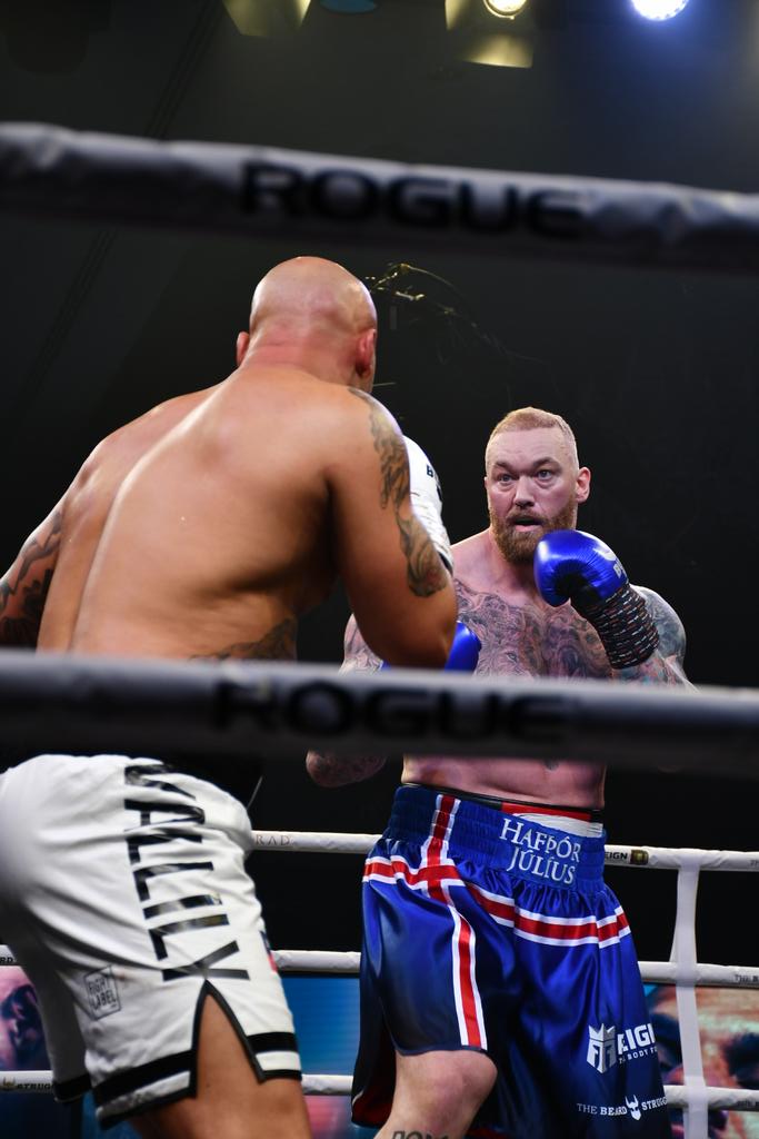 ConradDubai's tweet photo. Epic night at #ConradDubai
Great match between two titans: @ThorBjornsson_ and Simon.
#Boxing #Box #Sports #ForTheLoveOfTheGame
#WhoWillReign #TeamMTKGlobal #ConradHotels https://t.co/LOunLyl20D