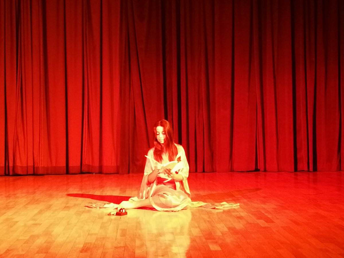martaARTEagaF's tweet photo. #laluzdelasmujeres
Un placer volver a los escenarios madrileños a interpretar este lujo de texto que puedes encontrar en amazon con el mismo título
#sensibilidadfemenina #vozfemenina #maltrato #buentrato https://t.co/AxPgEjeqTD