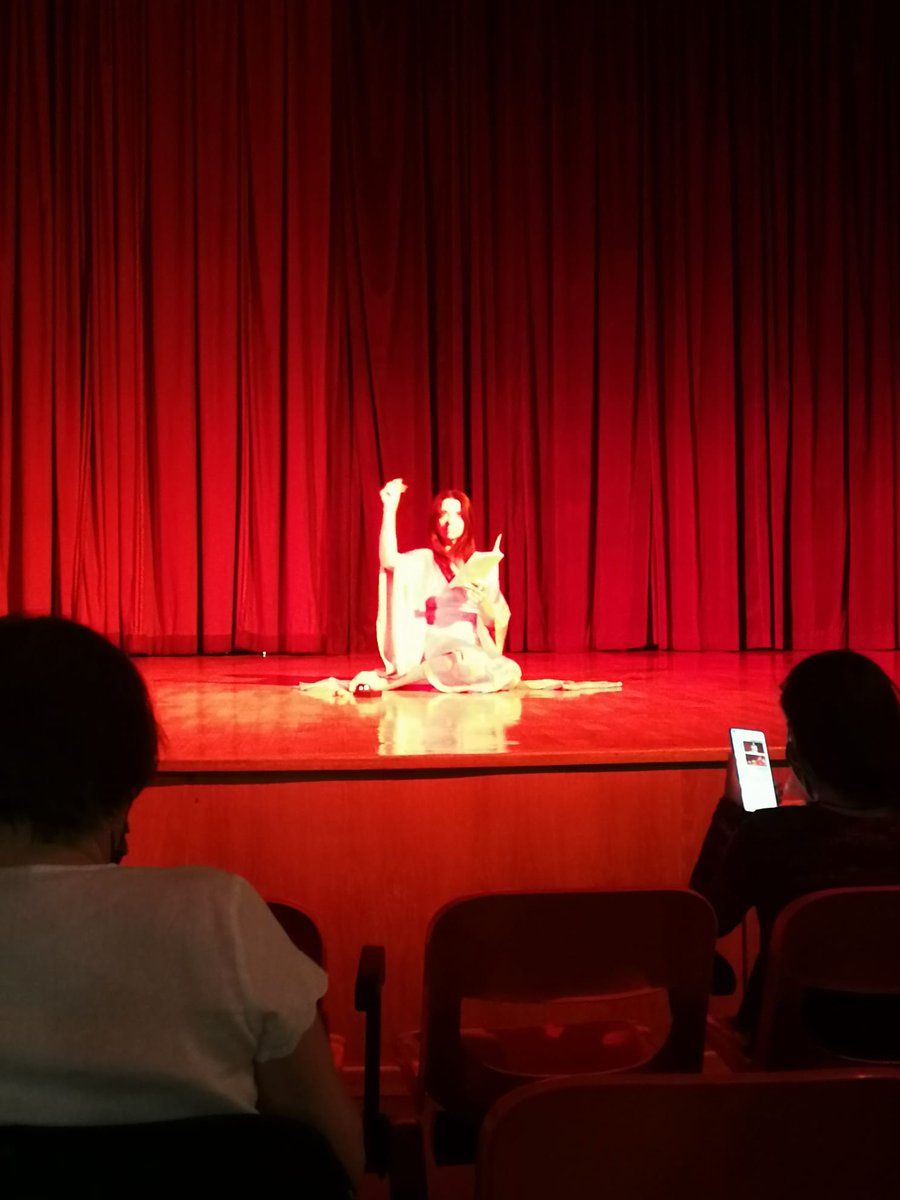 #laluzdelasmujeres
Un placer volver a los escenarios madrileños a interpretar este lujo de texto que puedes encontrar en amazon con el mismo título
#sensibilidadfemenina #vozfemenina #maltrato #buentrato