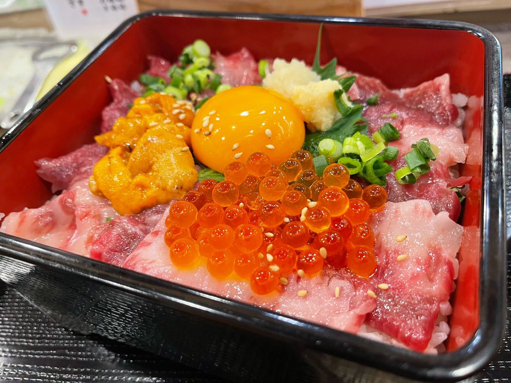 xx8isi's tweet photo. 北千住の大衆馬肉酒場ジョッキー！
YouTubeの撮影＆編集担当いっしーが動画アップしたので見て下さい🎬
↓
https://t.co/IwAogJvIj3

最強に美味しい新鮮な馬肉重でした😋
#北千住 #馬重 #馬刺し #飯テロ #デブ活 #グルメ #美味しい #YouTube https://t.co/hao1hi5Hxy
