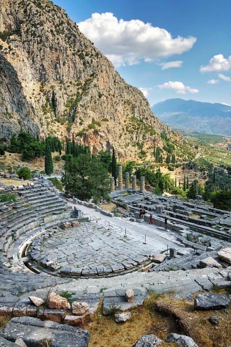 Arteymas_'s tweet image. El antiguo teatro y templo de Apolo, Delfos, Grecia.