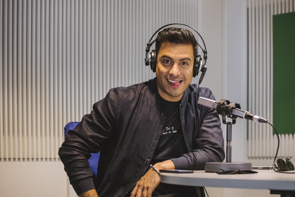 _CarlosRivera's tweet photo. Ayer volví a @cadena_dial España para presentar #Leyendas Siempre me han tratado con tanto cariño y como cada disco asisto a nuestra cita para presentarlo. Gracias amigo @rafacanooficial por tu apoyo desde siempre. Mucha alegría volver a verte. Gracias @patriciaimaz @Dialtalcual https://t.co/zq9k7U8ird
