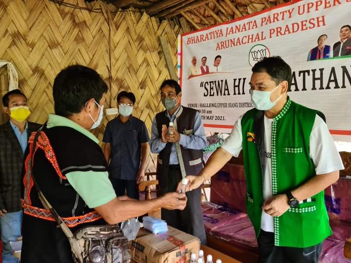 alo_libang's tweet photo. To mark 7 years of Modi Sarkar and  4 &amp; half years of Pema Sarkar, Handover the facemasks and hand sanitizer under the #SevaHiSangathan to prevent Covid-19 from spread &amp; to protect people from the infection.  The program was conducted following all the COVID_19 SOPs. https://t.co/5aC7n3MnCa