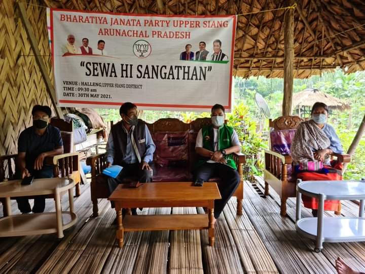alo_libang's tweet photo. To mark 7 years of Modi Sarkar and  4 &amp; half years of Pema Sarkar, Handover the facemasks and hand sanitizer under the #SevaHiSangathan to prevent Covid-19 from spread &amp; to protect people from the infection.  The program was conducted following all the COVID_19 SOPs. https://t.co/5aC7n3MnCa