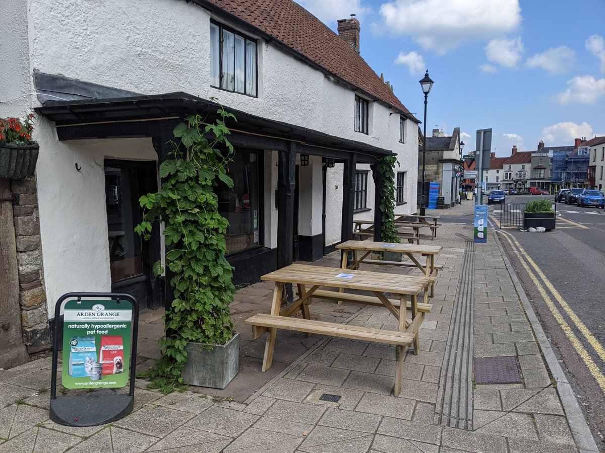 TheHookPub's tweet photo. Absolutely lovely day here in #Thornbury why not come down for a pint...or two at The Hook today! Open from 12! #BankHolidayWeekend #Newpub #Goodpub #Goodbeer https://t.co/71uf3EthCc
